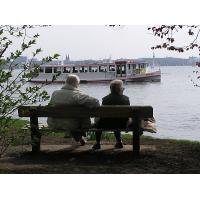 2200_118_30 Ein älteres Ehepaar sitzt auf einer Parkbank am Alsterufer. | Alsterschiffe - Fahrgastschiffe auf der Alster und den Hamburger Kanälen.